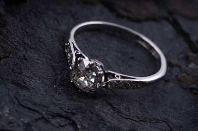 Lot 60 - An early 20th Century Art Deco single stone diamond ring