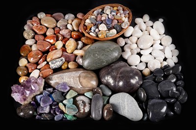 Lot 461 - A selection of gemstones, agate, and other items