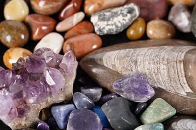 Lot 461 - A selection of gemstones, agate, and other items