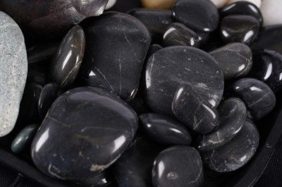 Lot 461 - A selection of gemstones, agate, and other items