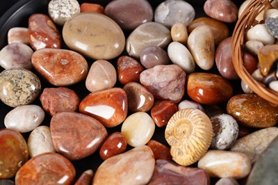 Lot 461 - A selection of gemstones, agate, and other items