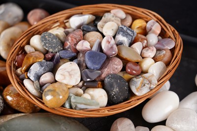 Lot 461 - A selection of gemstones, agate, and other items