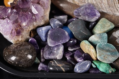 Lot 461 - A selection of gemstones, agate, and other items