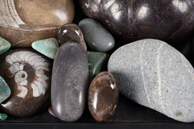 Lot 461 - A selection of gemstones, agate, and other items