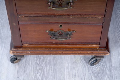 Lot 47 - A Georgian-style mahogany kneehole desk