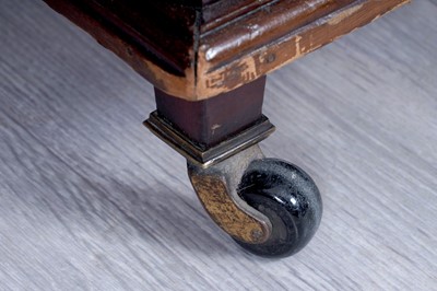 Lot 47 - A Georgian-style mahogany kneehole desk