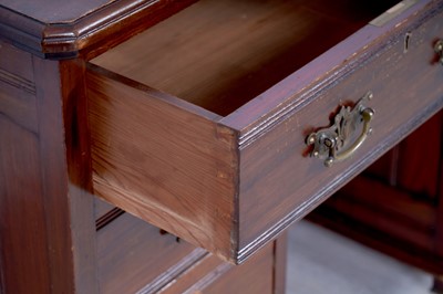 Lot 47 - A Georgian-style mahogany kneehole desk