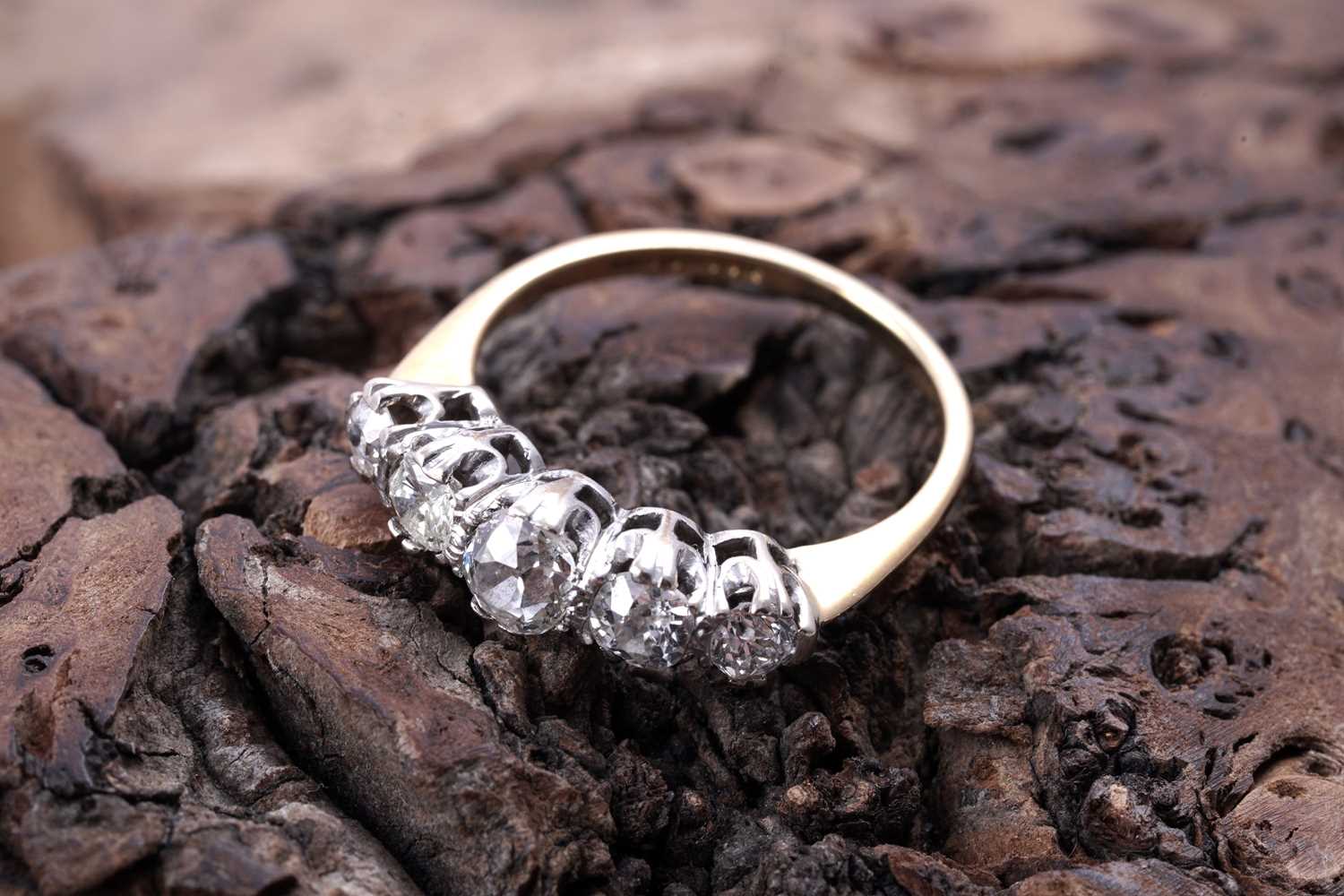 Lot 76 - A modern five stone diamond ring