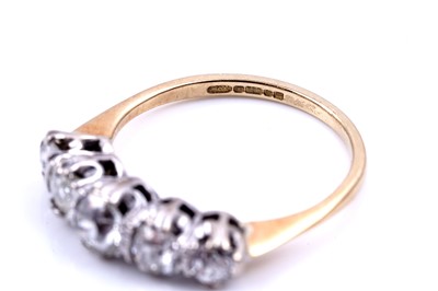 Lot 76 - A modern five stone diamond ring