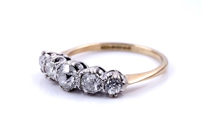 Lot 76 - A modern five stone diamond ring