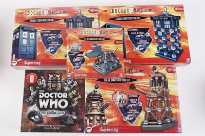 Lot 254 - A collection of Doctor Who games, toys and sets