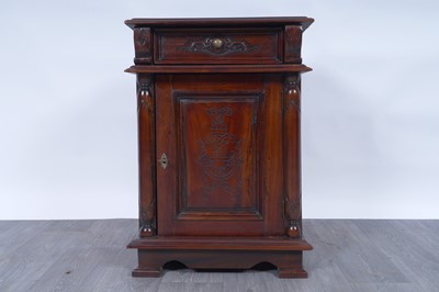 Lot 49 - A pair of reproduction mahogany bedside cabinets