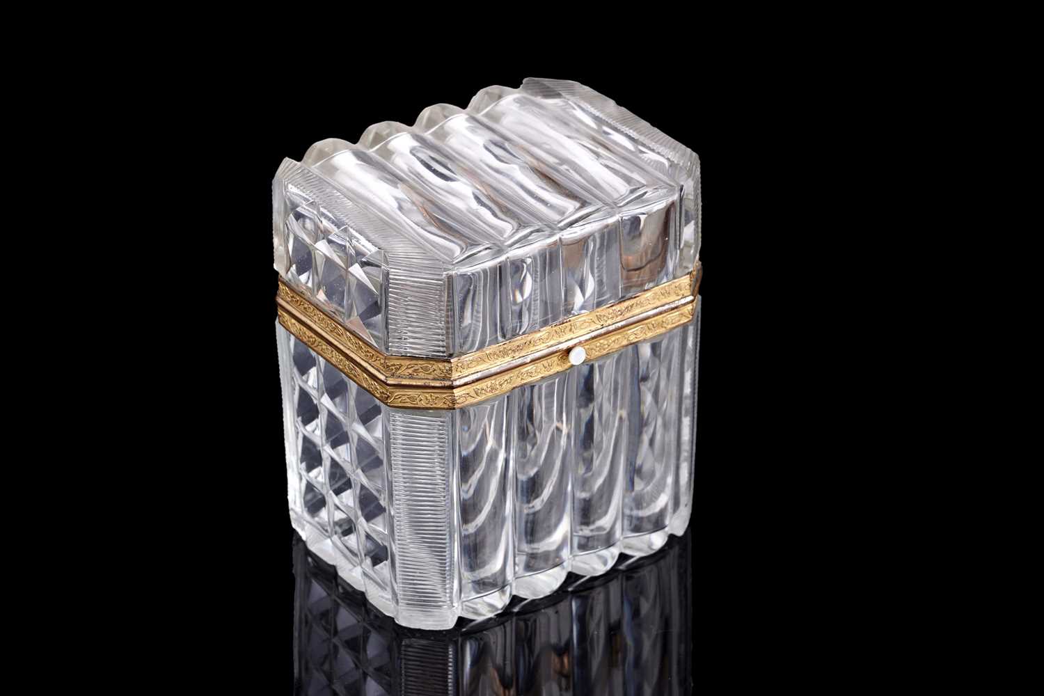 Lot 474 - A French glass box and cover