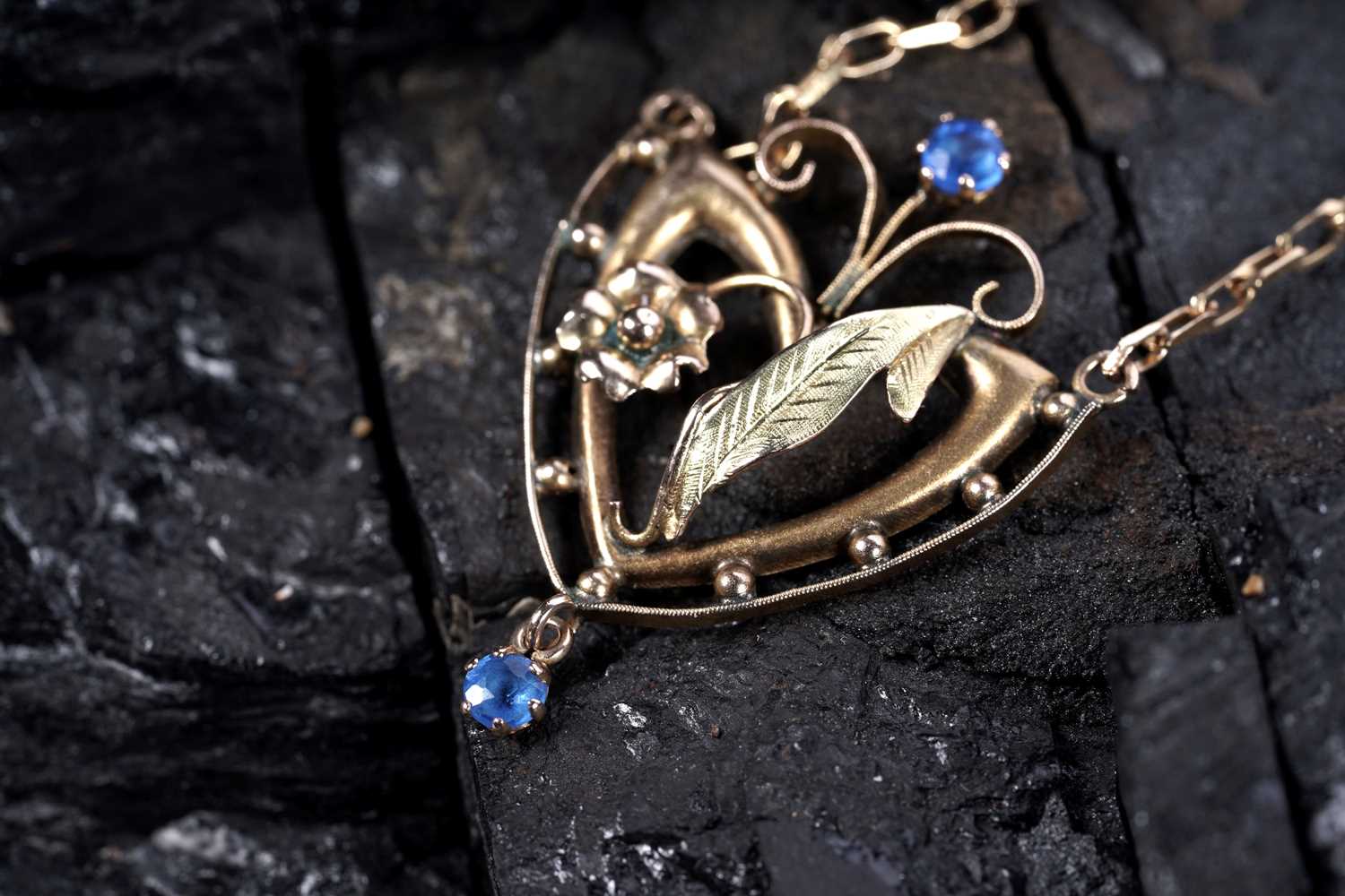 Lot 19 - An Edwardian Aesthetic Movement lavalier necklace