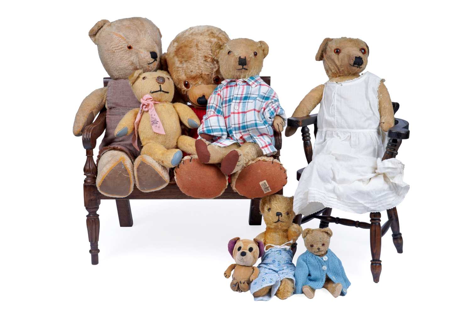 Lot 525 - Five vintage teddy bears and two miniature chairs