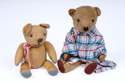 Lot 525 - Five vintage teddy bears and two miniature chairs