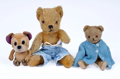 Lot 525 - Five vintage teddy bears and two miniature chairs