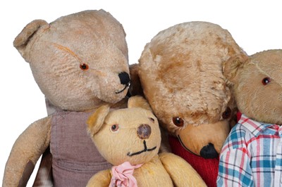 Lot 525 - Five vintage teddy bears and two miniature chairs