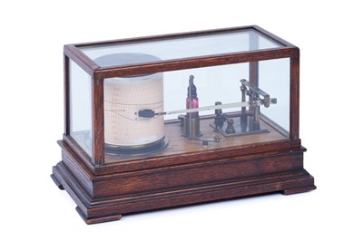 Lot 525 - An early 20th Century oak cased barograph