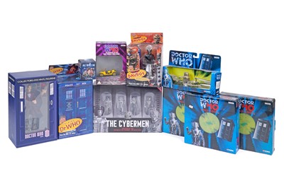 Lot 229 - A collection of Doctor Who figures and models