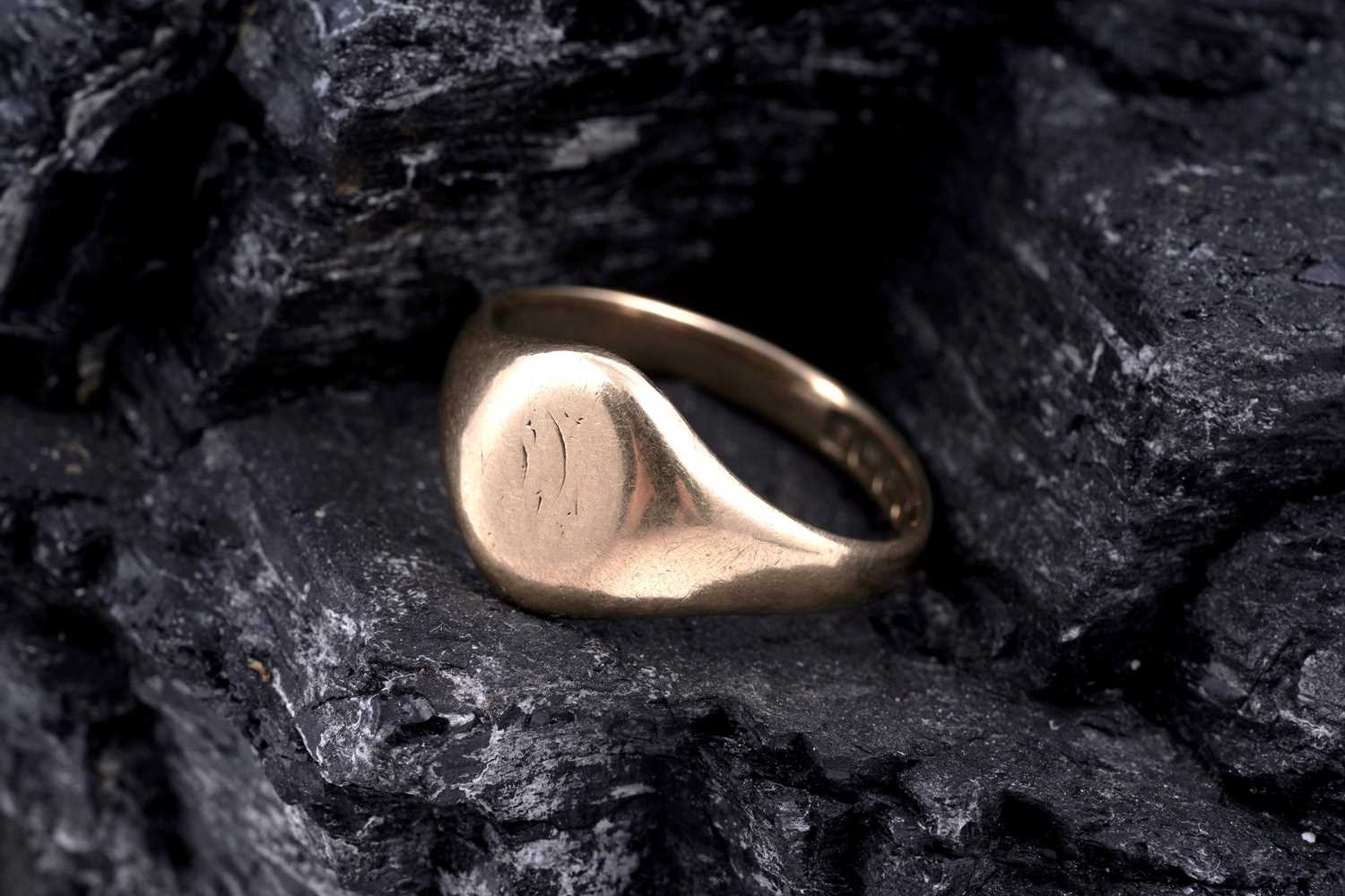 Lot 3 - An Edwardian 18ct gold signet ring