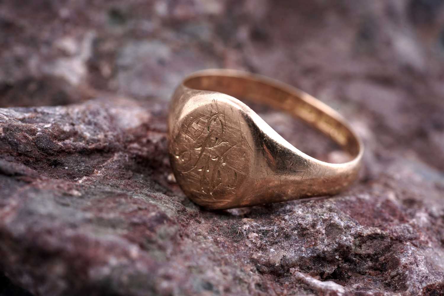 Lot 6 - A Victorian 18ct gold signet ring