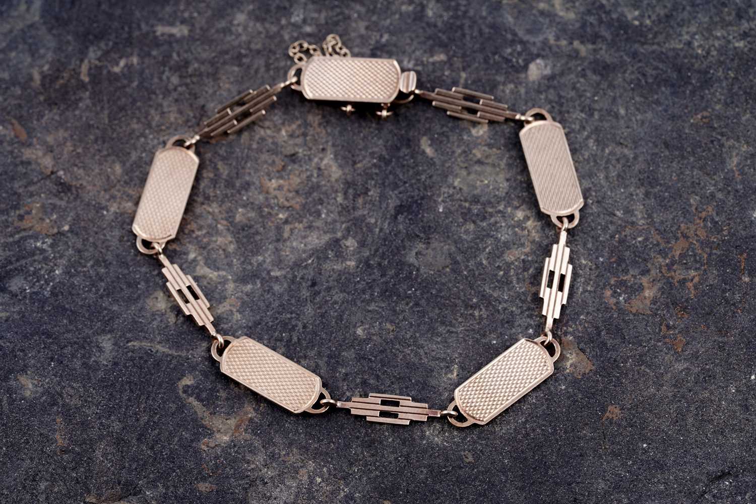Lot 62 - A 20th Century Art Deco 9ct gold bracelet