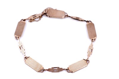Lot 62 - A 20th Century Art Deco 9ct gold bracelet