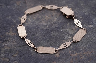Lot 62 - A 20th Century Art Deco 9ct gold bracelet