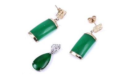 Lot 69 - Chinese jewellery, including: a pair of 14K gold and jade pendant earrings; and an 18ct gold pendant