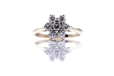 Lot 206 - A 20th Century diamond flowerhead pattern ring
