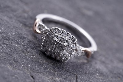 Lot 208 - A contemporary diamond ring
