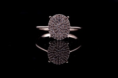Lot 210 - A contemporary pink diamond ring