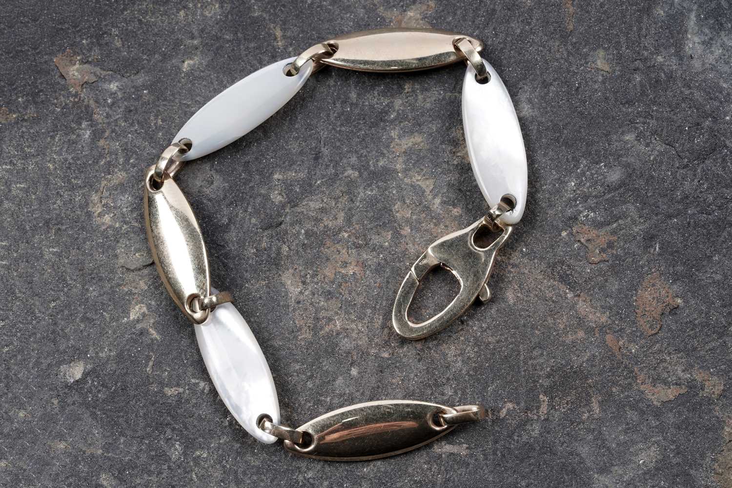 Lot 54 - A contemporary 9ct gold and mother of pearl bracelet