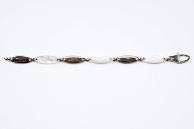 Lot 54 - A contemporary 9ct gold and mother of pearl bracelet