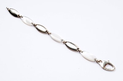 Lot 54 - A contemporary 9ct gold and mother of pearl bracelet