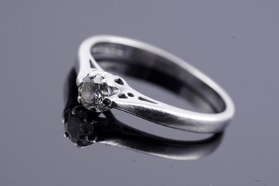 Lot 222 - A contemporary single stone diamond ring