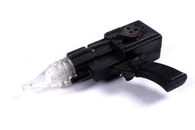 Lot 274 - A Doctor Who prop futuristic handgun