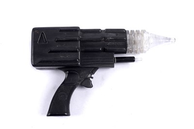 Lot 274 - A Doctor Who prop futuristic handgun