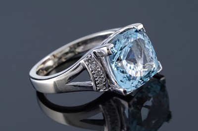 Lot 226 - A contemporary aquamarine and diamond ring