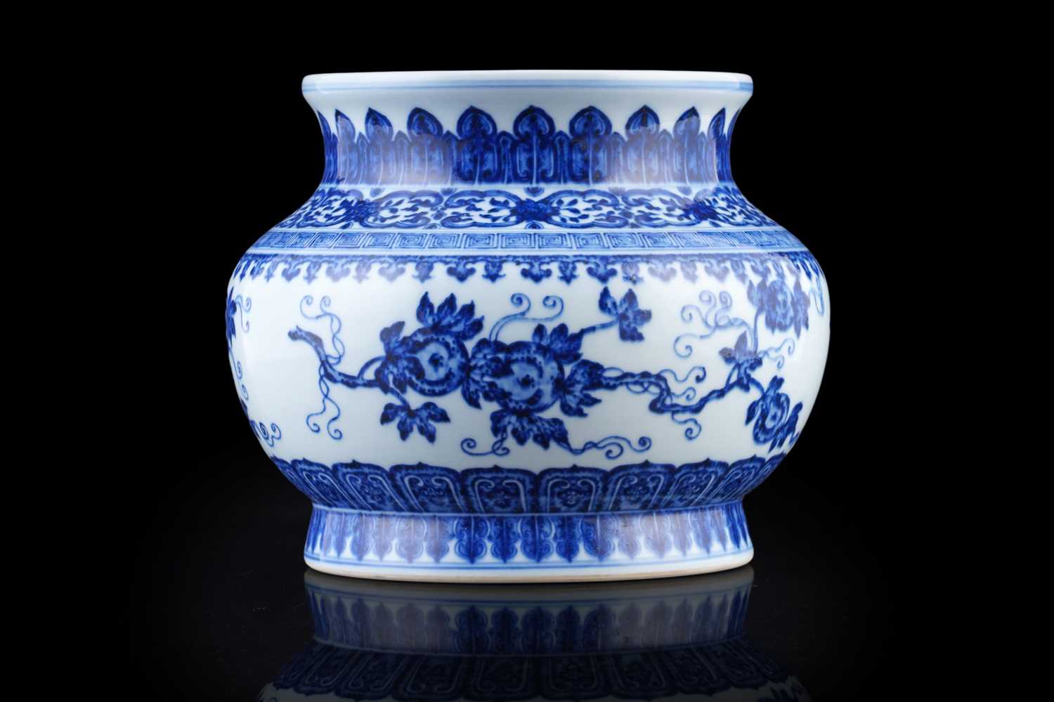 Lot 317 - A Ming-style jar