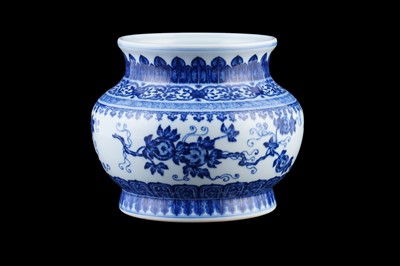 Lot 317 - A Ming-style jar