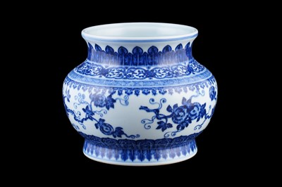 Lot 317 - A Ming-style jar