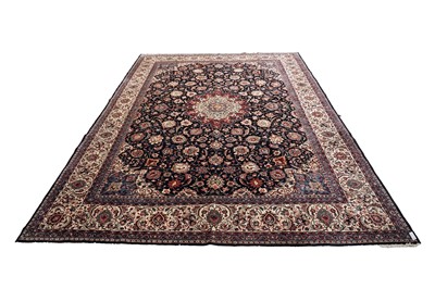 Lot 567 - A fine hand-knotted Persian Sarough carpet
