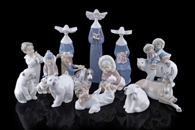 Lot 307 - A collection of Lladro ceramic figures