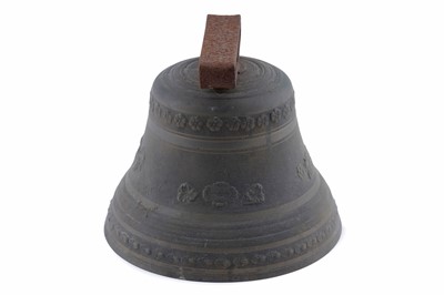 Lot 468 - A cast bronze bell