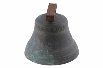 Lot 468 - A cast bronze bell