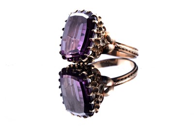 Lot 248 - A synthetic colour change sapphire cocktail ring