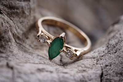 Lot 251 - A modern emerald and diamond ring