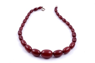 Lot 255 - A 20th Century cherry amber style Bakelite necklace